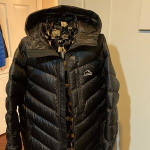 Men's Mountain Classic Puffer Hooded Jacket LL Bean like new, very lightweight